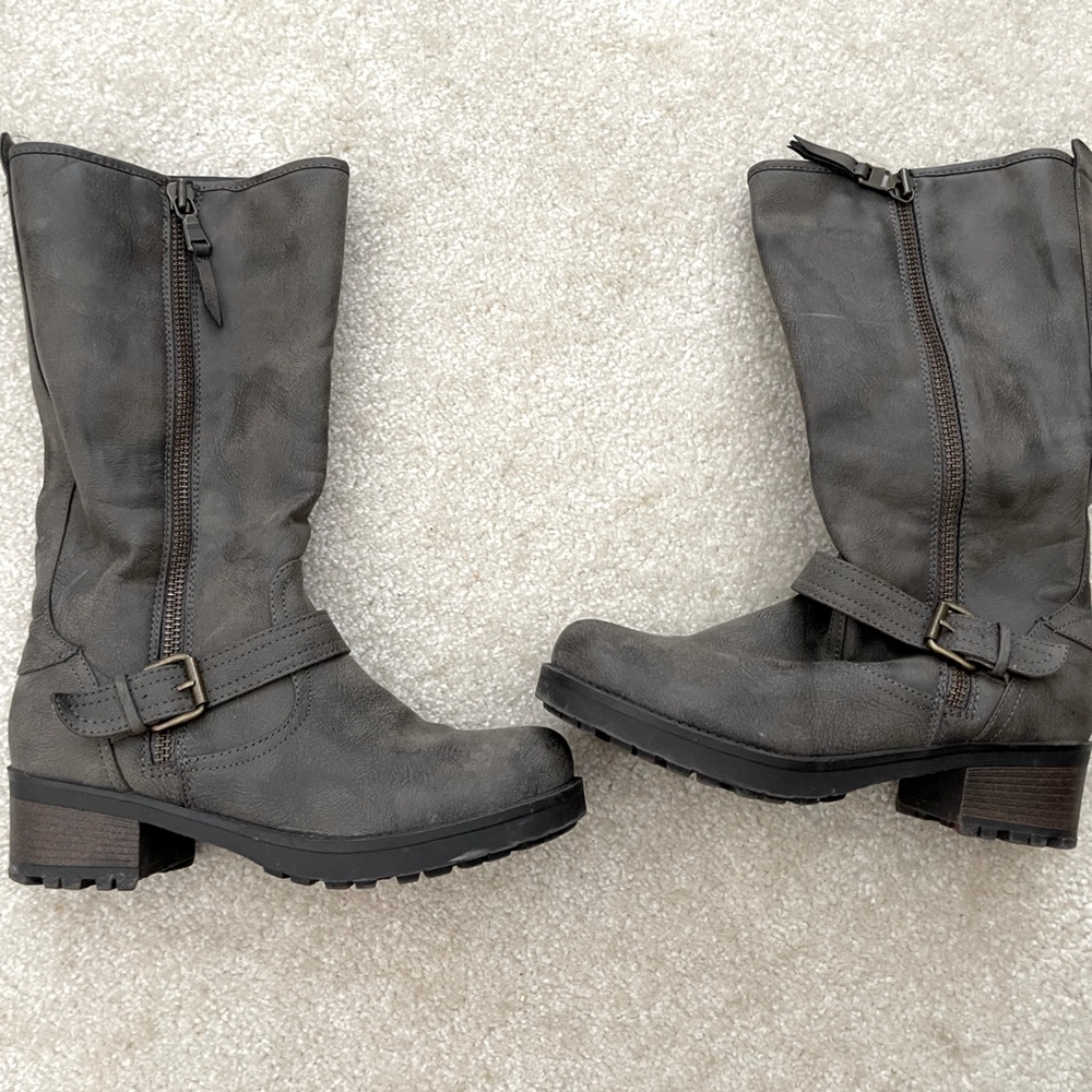 Grey women’s boots